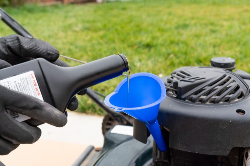 Jaki olej do kosiarki? Praktyczny poradnik dla każdego ogrodnika