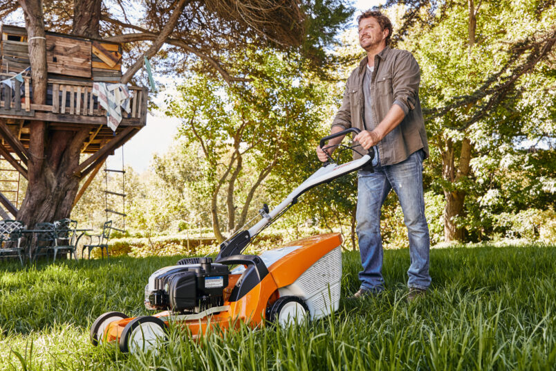 Kosiarka spalinowa z&nbsp;napędem czy bez – jaką wybrać?